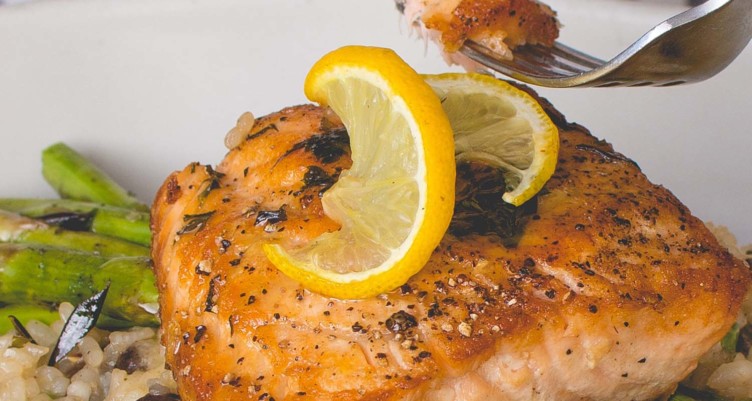 Salmon topped with lemon