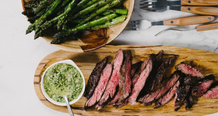 Sliced steak and asparagus are examples of foods on keto diet for beginners