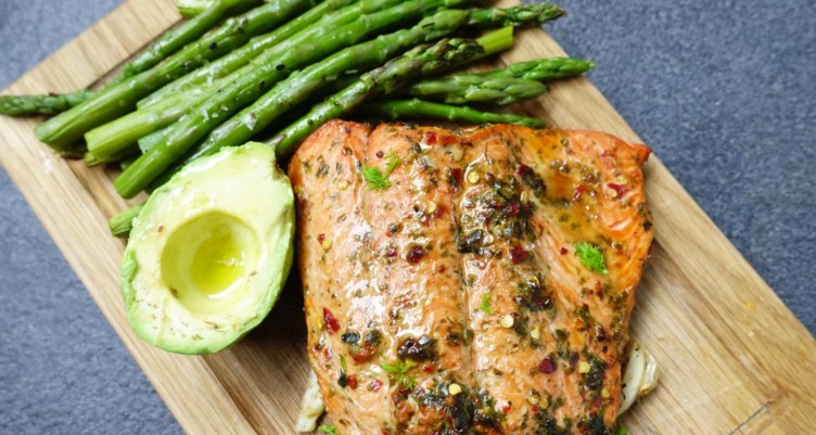 Baked Wild Salmon With Grilled fennel and Asparagus_top view