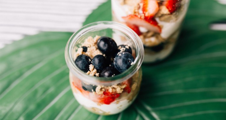 13 Collagen Protein Recipes to Make Your Skin Glow_Vanilla Shortbread Berry Crumble