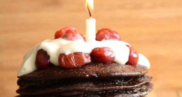 Want to stick to your keto diet, without giving up the pancakes? These 11 keto pancakes recipes are diet friendly and delicious— without the extra carbs.