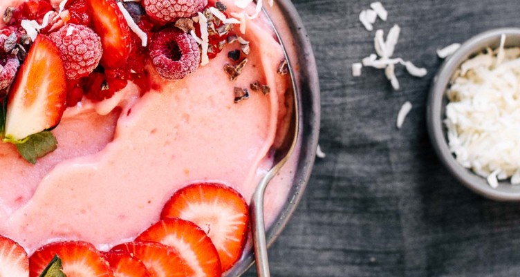 raspberry smoothie bowl