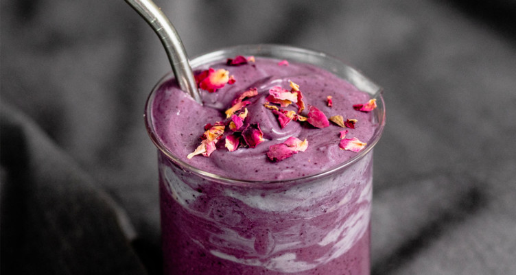 Low-Carb Swirled Blueberry Vanilla Smoothie