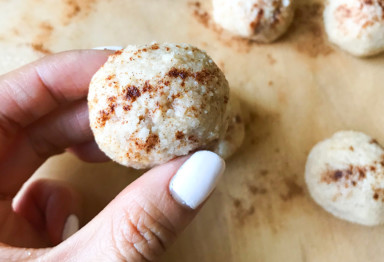 Keto cinnamon roll protein balls