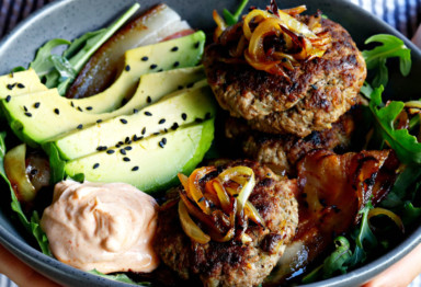 Hamburger salad with avocado