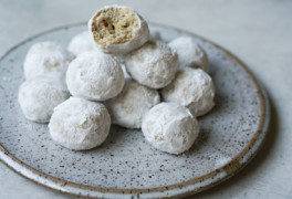 This low-carb Mexican wedding cakes recipe makes pillowy, buttery-soft shortbread cookies -- all with paleo-friendly ingredients.