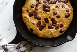 This 30-minute gooey paleo pizookie recipe contains no refined sugar, dairy, or grains -- and bakes up into a totally drool-worthy dessert.