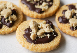 These paleo and keto shortbread cookies have the perfect crumb and buttery flavor -- all with no white flour, sugar, or grains.