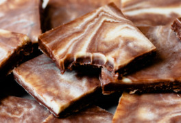 With swirls of white and dark chocolate layers, this keto peppermint bark has the perfect milky texture -- with no dairy or sugar, and only 2.7 net carbs.