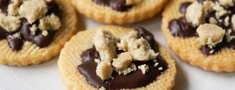 From classic recipes to edible cookie dough, these mouthwatering recipes for keto cookies are here to satisfy your sugar cravings.
