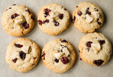 From classic recipes to edible cookie dough, these mouthwatering recipes for keto cookies are here to satisfy your sugar cravings.