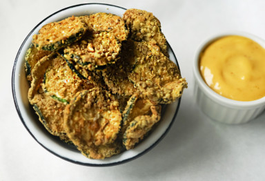 Zucchini chips with yellow dipping sauce