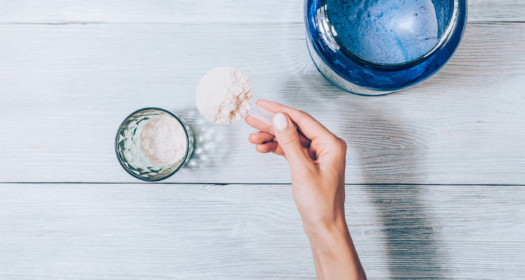 Scooping hydrolyzed collagen into glass