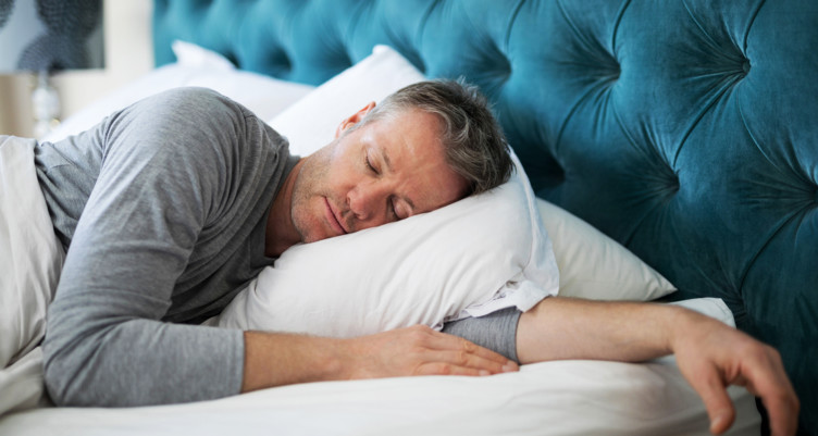 Homem dormindo na cama