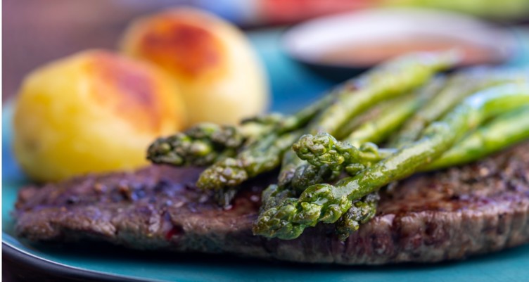 sous vide asparagus over steak