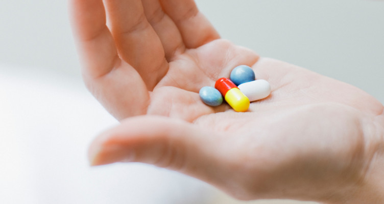 hand holding folate pills