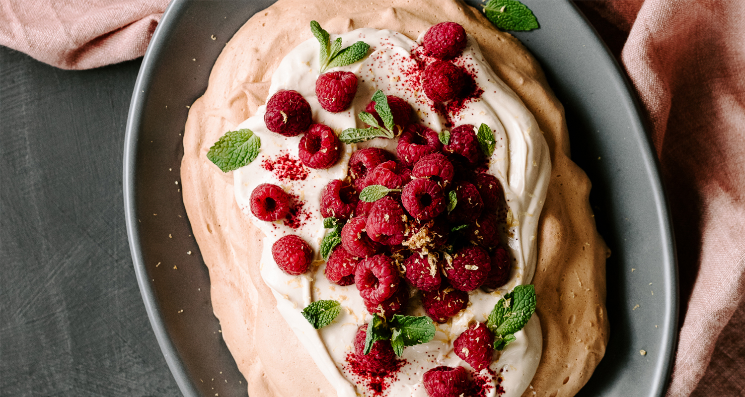 Keto Pavlova Recipe - No added sugar, 15-minute prep, light and crisp!