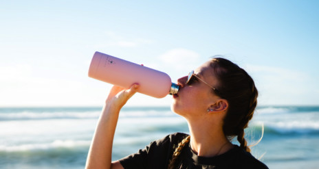 人の水を飲む