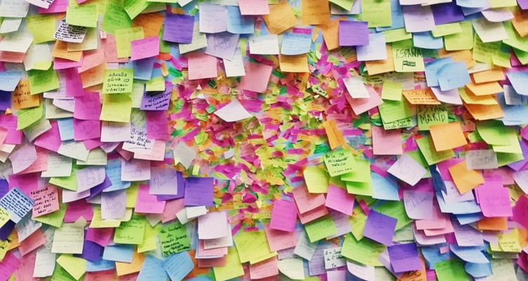 Wall of post-it notes