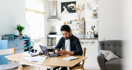 Homme travaillant à la maison à une table
