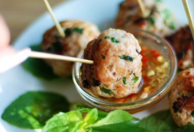 Asian pork meatballs with Thai dipping sauce