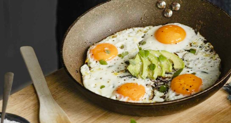 egg shashuka cooks in a pan