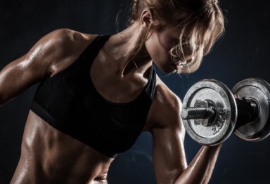 Woman doing dumbbell biceps curls.
