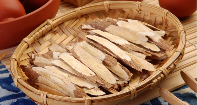 Astragalus roots in a basket