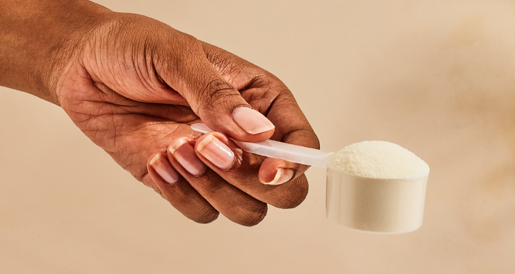 hand holding collagen peptide spoon
