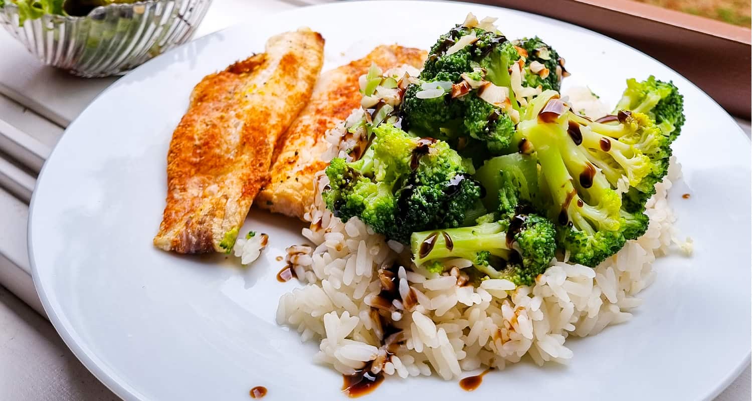 danie z rybą, ryżem i warzywami