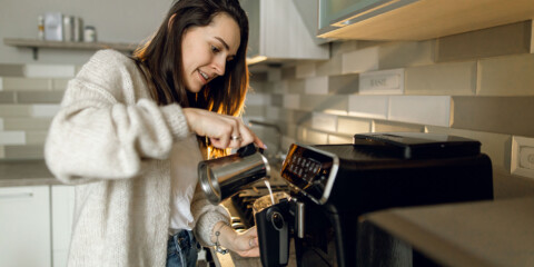 women pouring fresh coffee into her cup