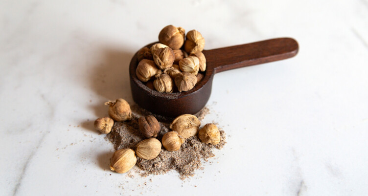 Whole and ground cardamom in scooper